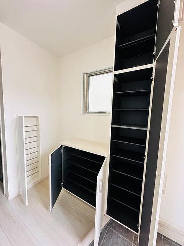 (1号棟) 玄関にはシューズボックスの他にも、スリッパなどを入れて置ける棚もございます。