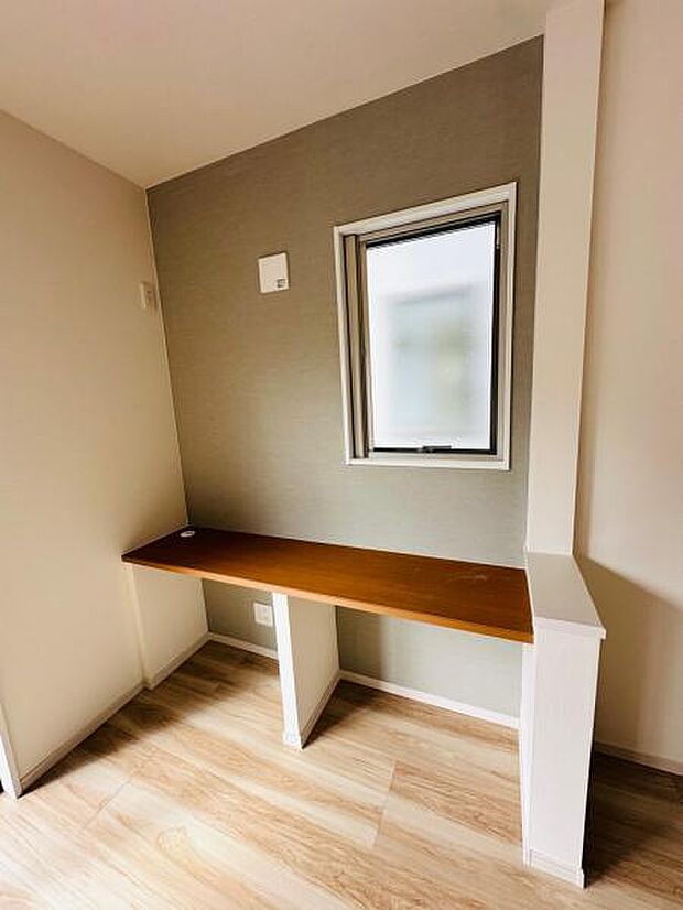 (2号棟) リビングにはカウンターが付いており、家事スペースやパソコンスペースなどに利用できます。