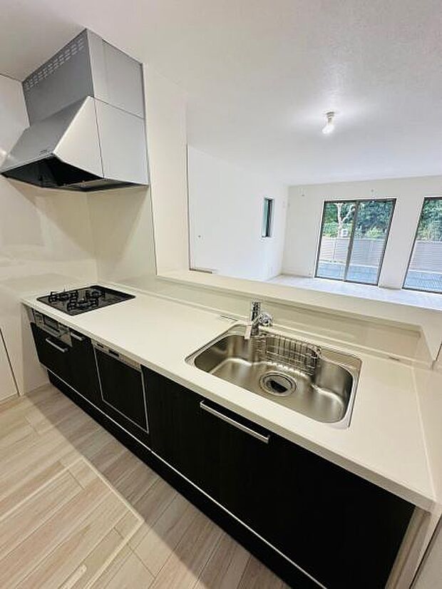 (1号棟) 対面式のカウンターキッチンはお料理中でも家族との団欒を楽しめます。