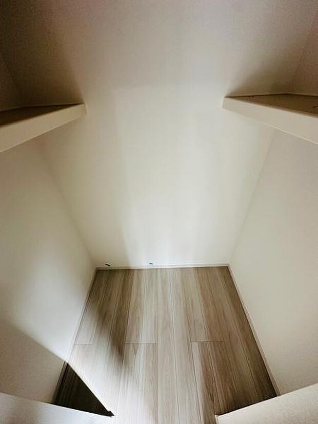 (1号棟) 主寝室には夫婦のお洋服もしっかり収納できる広々WICがございます。