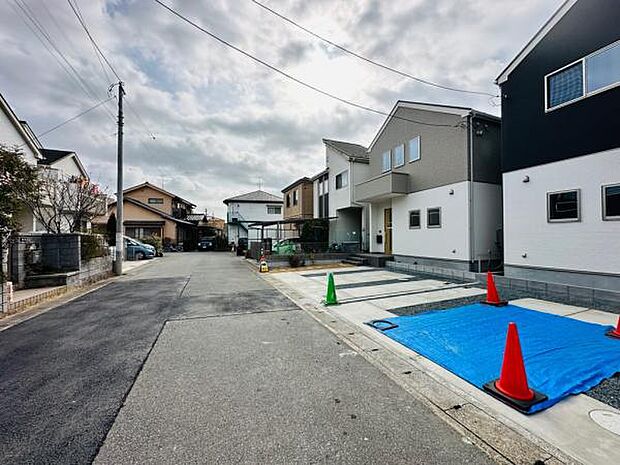 前面道路は約6m。車のすれ違いも容易で駐車も安心の広さです。