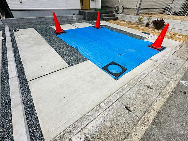 (1号棟) カースペースは2台分。並列駐車可能なので入替の為に出し入れしたりなどはございません。