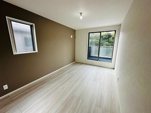 (1号棟) 主寝室である7.5帖の洋室です。大きめのベッドでも十分入る広さです。