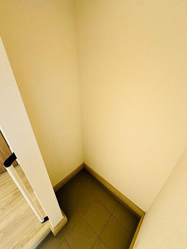 SICは汚れた荷物やベビーカー、雨に濡れた傘などの収納に便利です。