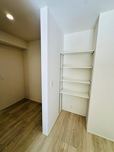 キッチンにはパントリーとして棚も付いており、備蓄品のストックや調理家電の収納に便利です。