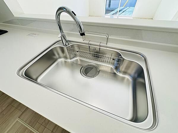 タッチレス水栓搭載のシンクです。汚れた手で水栓を触る必要が無いので衛生的。