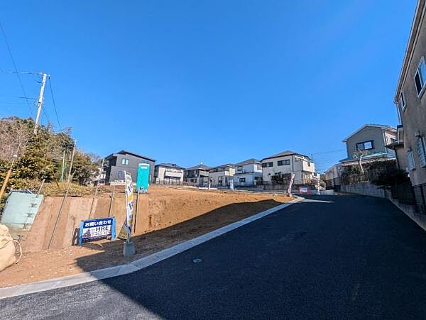 敷地内道路は5ｍで、駐車もしやすく、住民しか通らないので小さなお子様がいても安心です。