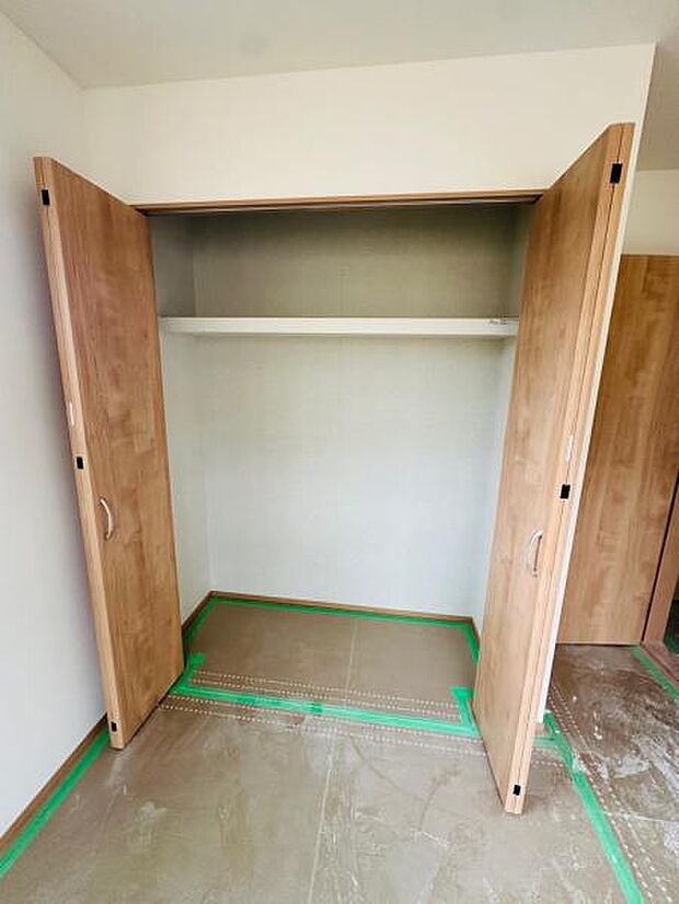 A号棟 各居室大きさは異なりますが、クローゼットが完備されております。