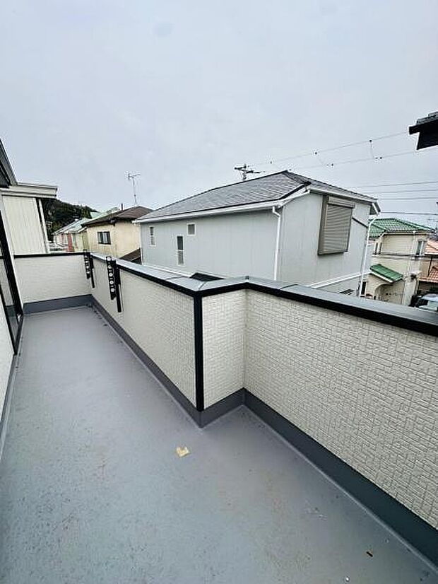 B号棟 広々としたバルコニーは、お洗濯ものを干すときも干しやすくなっています。