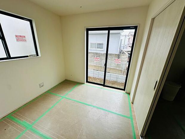 B号棟 リビングに併設された洋室です。客間や勉強部屋、趣味部屋などにもぴったりです。