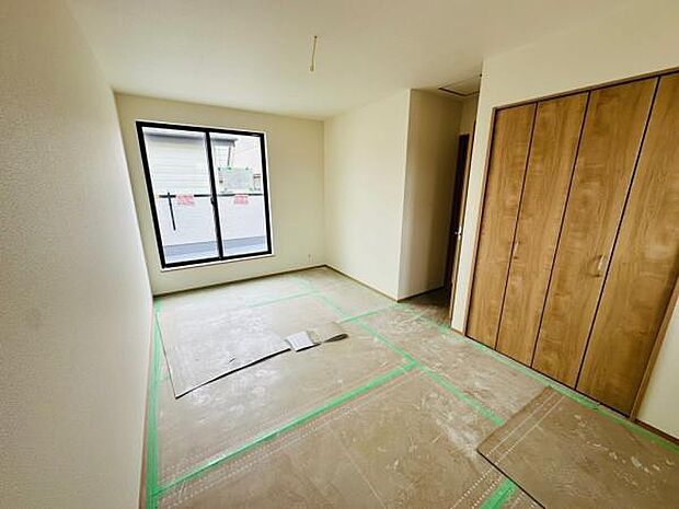 A号棟 主寝室である洋室です。大きめのベッドでも十分入る広さです。