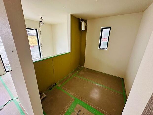 B号棟 キッチンからはリビングが一望でき、お子様から目を離す心配もございません。