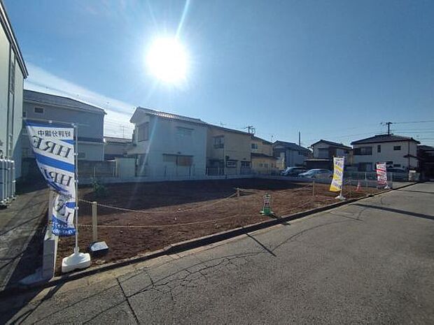 現在は更地になっています。きれいな整形地に全2棟が誕生予定。(25年12月撮影)