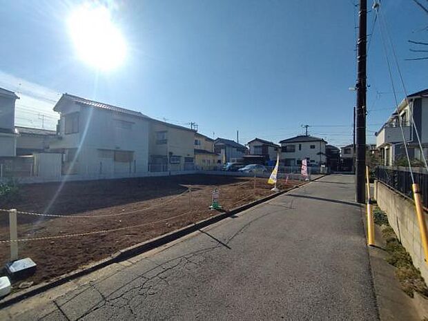 見通しのいい前面道路。周辺は閑静な住宅街です。