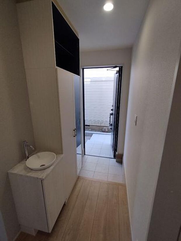 縦型のシューズボックスは容量豊富。姿見もついております。