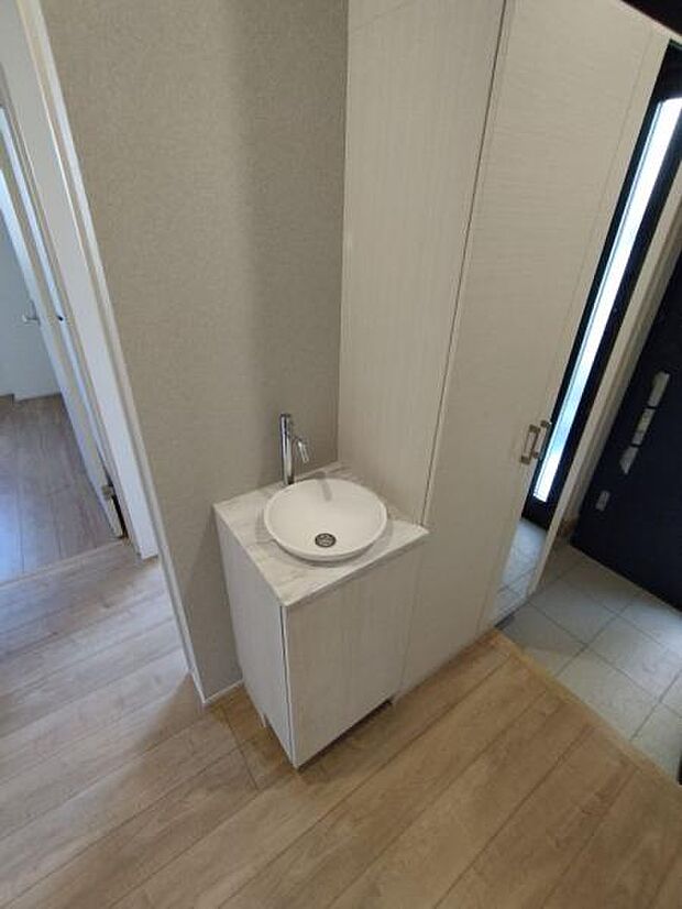 帰宅してすぐに手洗い可能な玄関洗面器です。汚れを家に持ち込まず清潔に保てます。