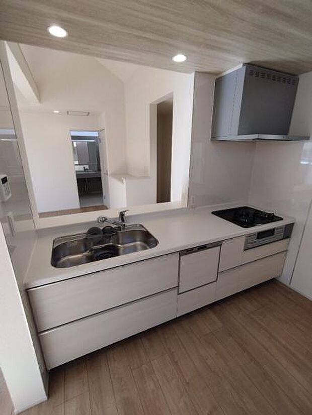 対面式のカウンターキッチンはお料理中でも家族との団欒を楽しめます。