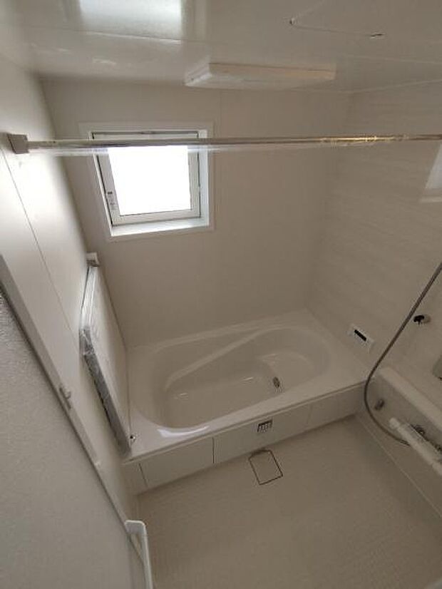 足を伸ばしてゆったりと浸かれる浴室です。半身浴も楽しめます。