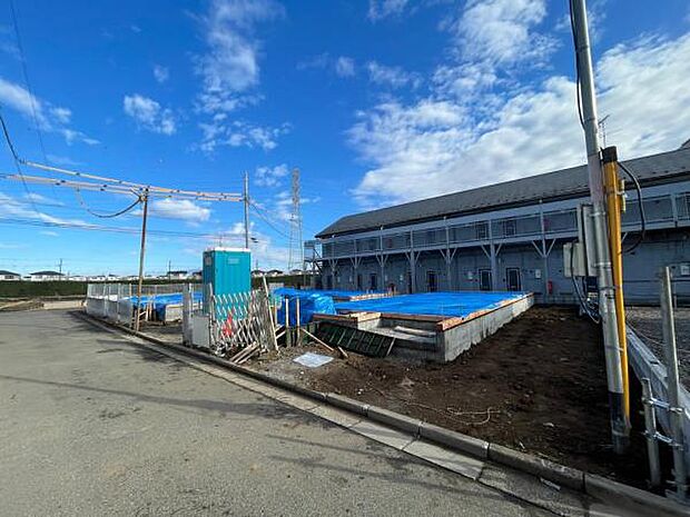 周辺は学生の通学路にもなっている閑静な住宅街です。（12/22撮影）