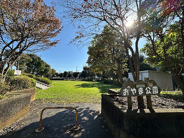 香澄4号児童公園 (おやま公園)まで徒歩3分 レンタル自転車が借りられる公園です。