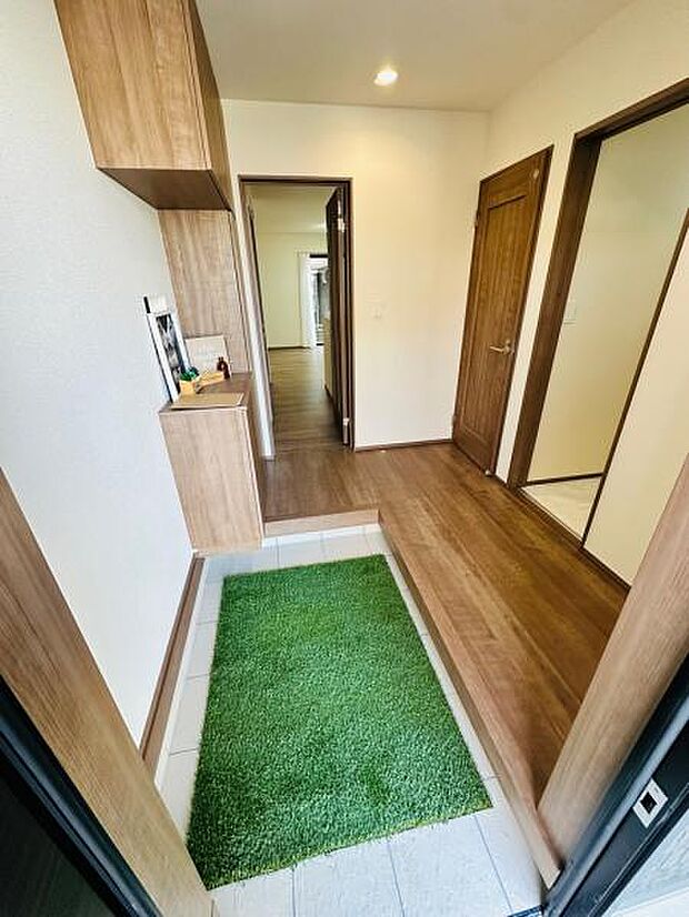 家族が集まっても十分な広さ取れた玄関スペース。