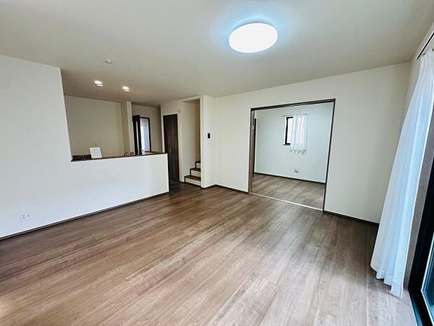 15.25帖の広々としたリビングです。洋室も合わせると20帖以上となります。