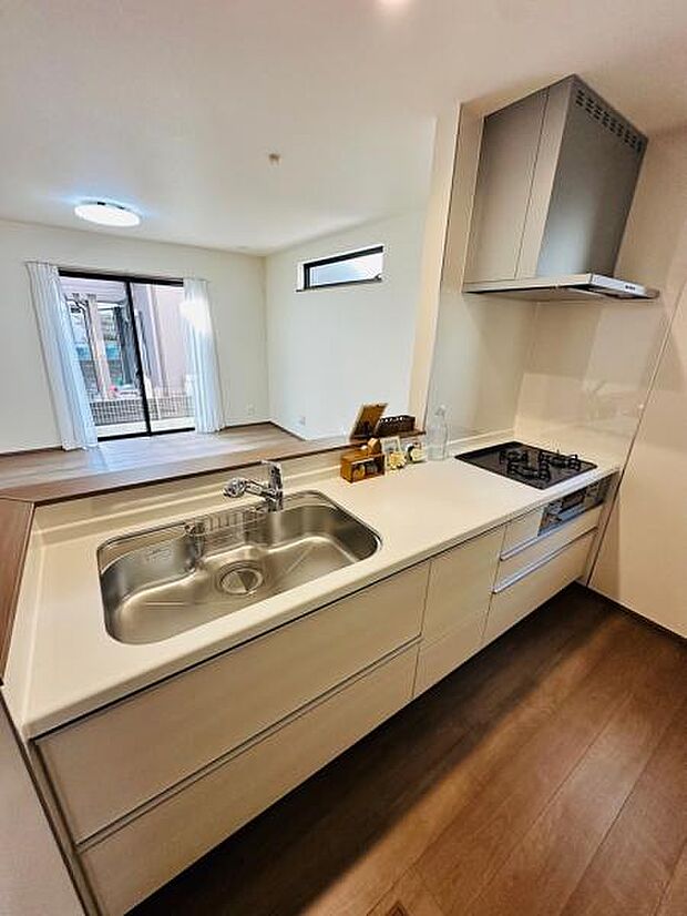 キッチンからはリビングが一望でき、お子様から目を離す心配もございません。