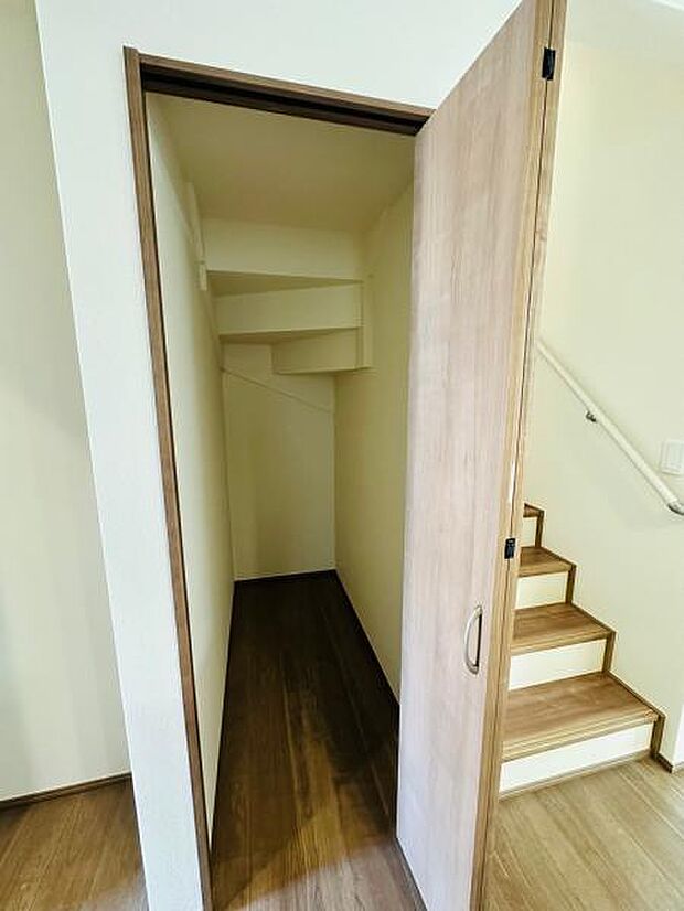 あるとうれしいリビング収納は、掃除用具や子供の遊び道具などの収納に便利です。