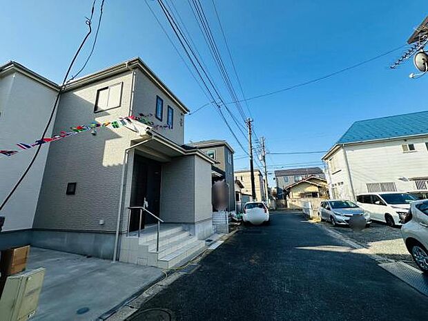 前面道路は4m。閑静な住宅地にあり、交通量も少なく安心です。