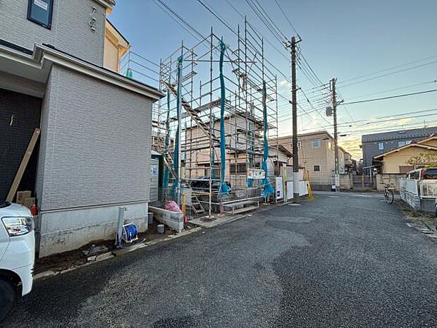 前面道路は4ｍ。閑静な住宅地にあり、交通量も少なく安心です。