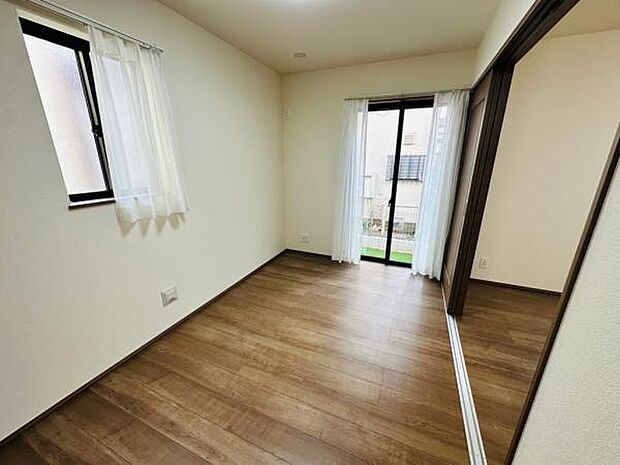 リビングに併設された5帖の洋室です。客間や勉強部屋、趣味部屋などにもぴったりです。