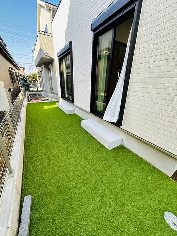 ちょっとした遊び場や、ガーデニングも楽しめるお庭です。