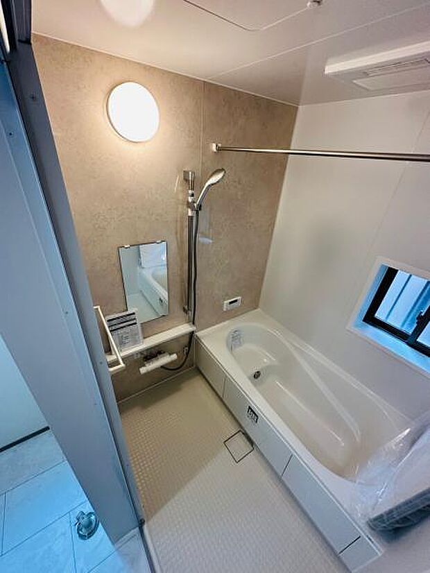 B号棟 半身浴ステップ付バスタブのあるバスルーム。安心して親子入浴も出来、節約も叶う快適バスルーム。