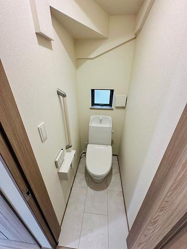 B号棟 階段下を活用したトイレ空間。天井の高さはないものの、十分満足な空間です。