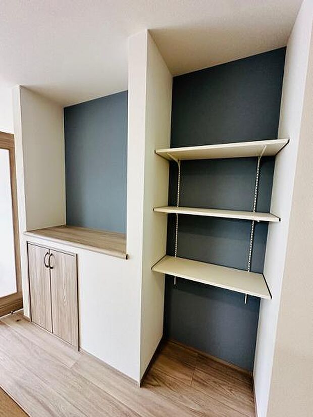 B号棟 リビングで過ごしているとすぐ確認したい書類や物がたくさん。そんな悩みも解決の収納空間。