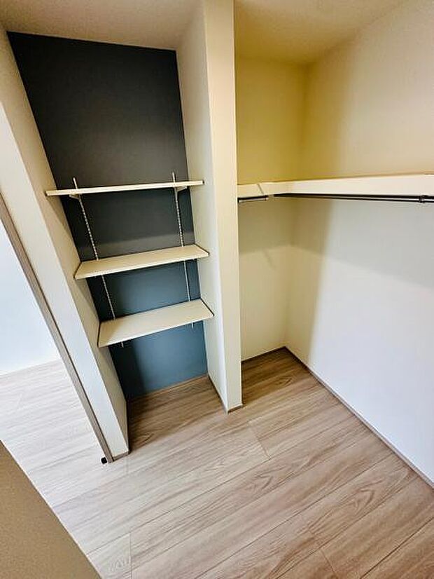 B号棟 納戸の中にオープン収納を設けました。開閉の手間がないのでスムーズです。