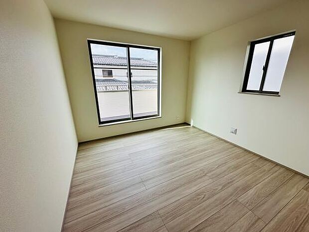 B号棟 バルコニーへ出れるお部屋は6.62帖と7.5帖の2部屋。2部屋から出入り可能な便利な間取り。