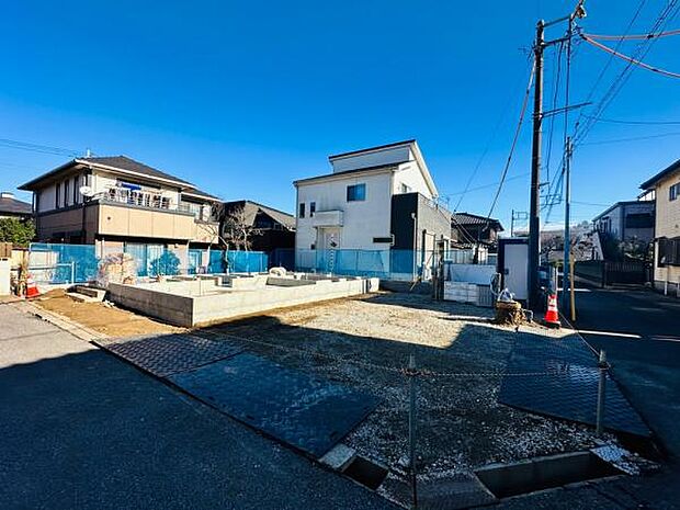 基礎の工事が始まっています。おおよその駐車場の場所がわかり、広さが感じられます。（25年12月26日撮影）