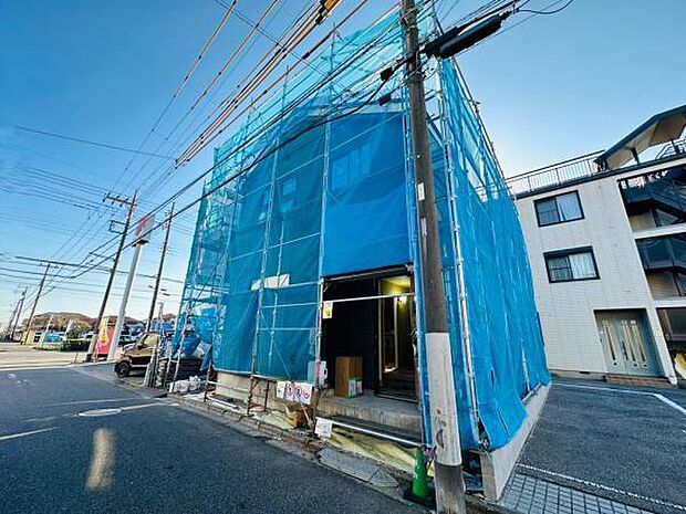 3/12撮影 ブルーシート越しに外壁の色が分かるようになりました。