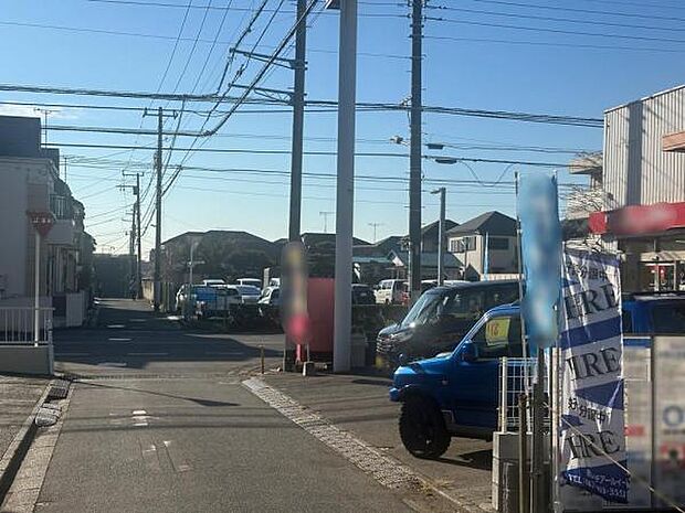 東側道路に接道しています。落ち着いた道路で駐車も安心です。