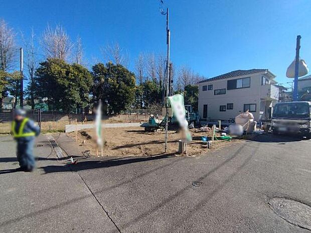 1/9撮影 近くにはホームセンターや複合施設のある便利な立地。まだ更地に近い状態です。