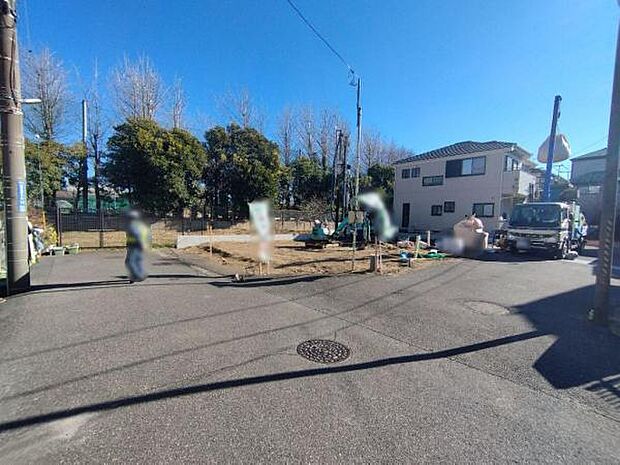 前面道路は広々。旋回もしやすく駐車も安心できそうです。