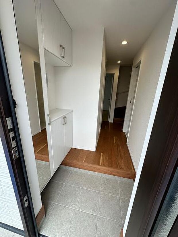 コの字型のシューズボックスで、使い勝手が良い玄関となっております。