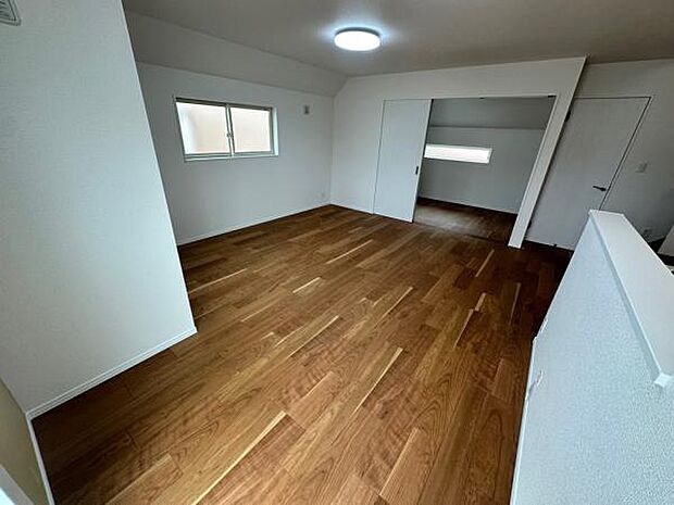 5帖の洋室も扉を開ければLDKがより広々とした印象になります。