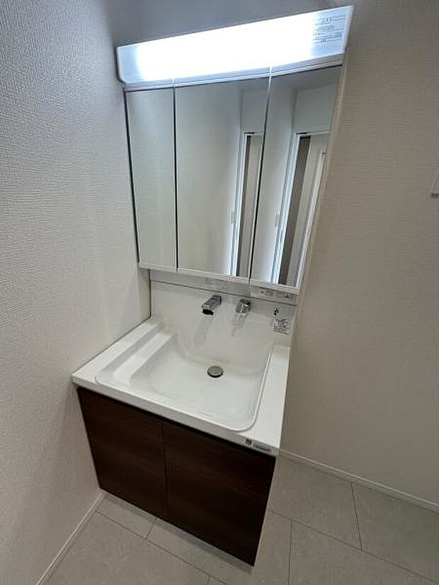 ボウル周辺に物が置けるステップがあり便利。さらにウェットエリアにはお子様も届きやすいハンドソープ置きに。