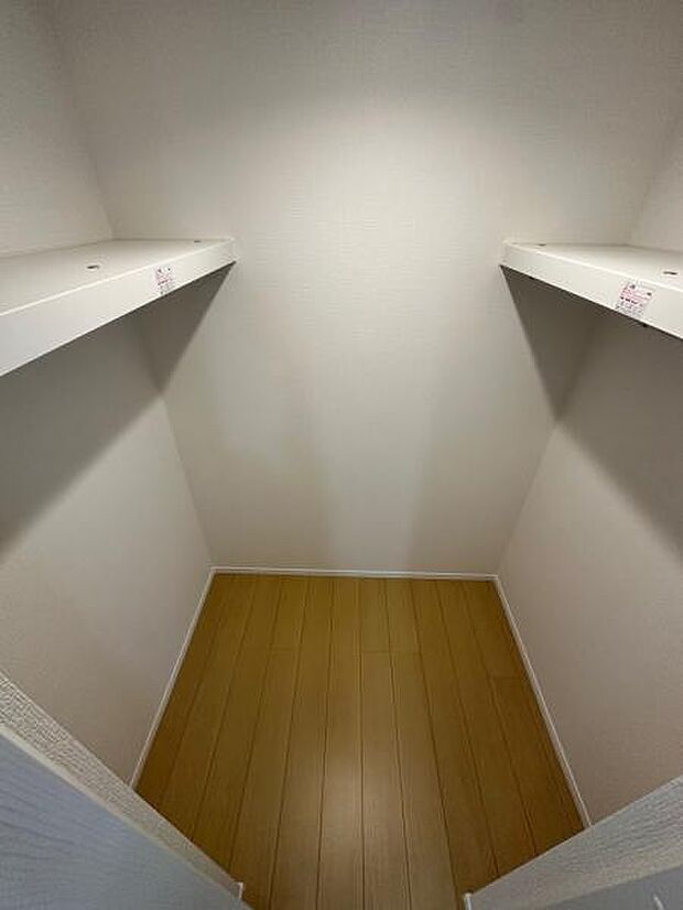 棚が左右に配置されたWIC。衣類の管理がしやすいですね。