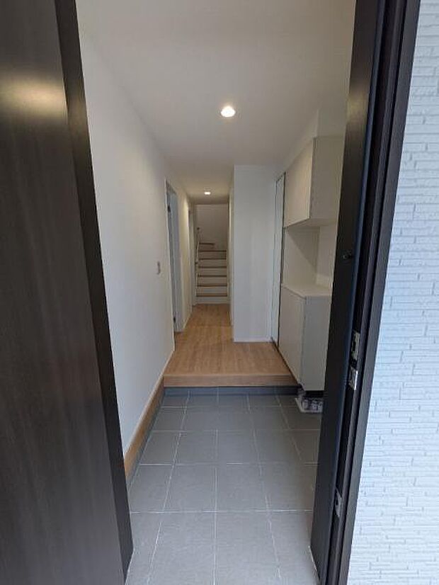 玄関スペースは十分な広さがあり、複数人の帰宅でも混雑しません。