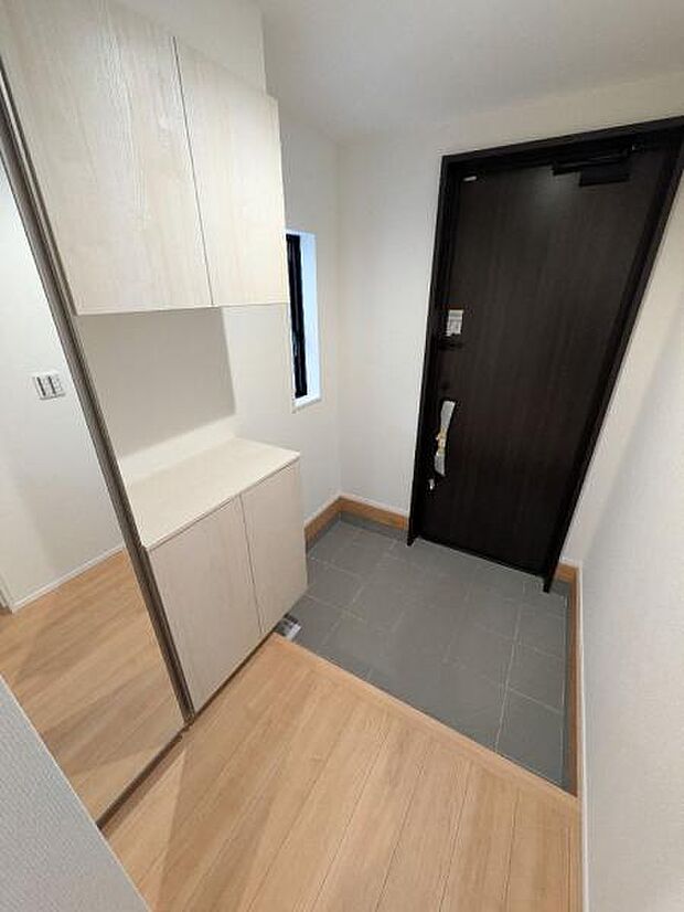 逆コの字型のシューズボックスは容量豊富。姿見もついております。