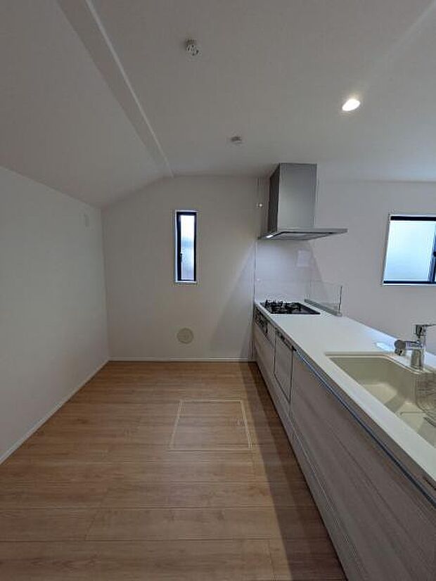 キッチンスペースは広々としており、冷蔵庫やカップボードを置いても作業しやすくなっています。