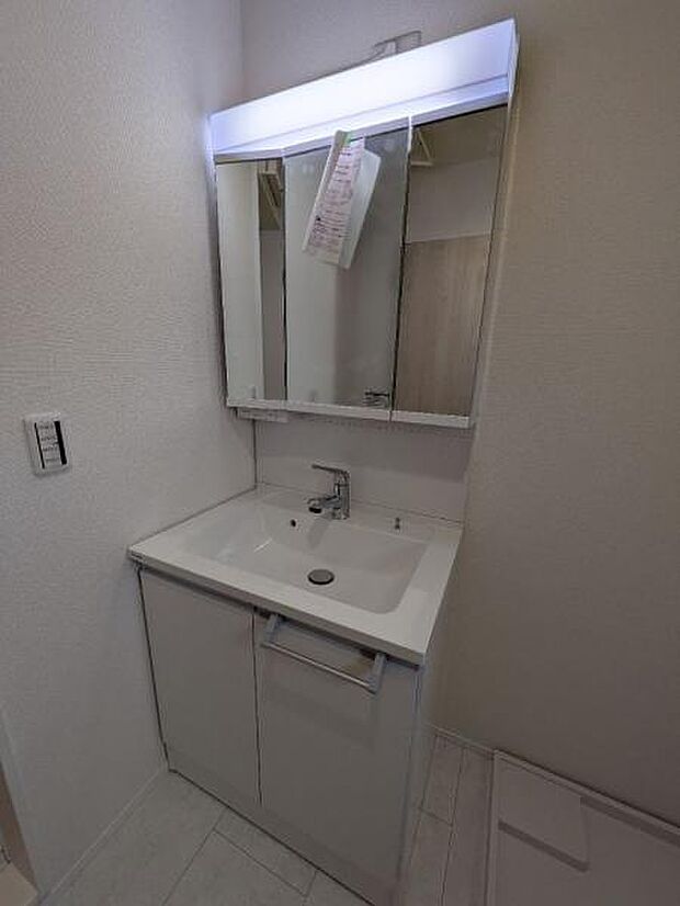 三面鏡タイプの洗面台です。伸縮式シャワーノズルも搭載です。